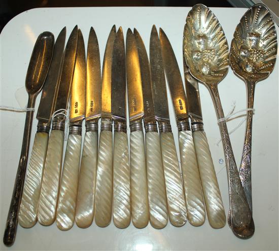 George II silver marrow scoop, two George III silver berry spoons and 12 silver and mother of pearl fruit knives